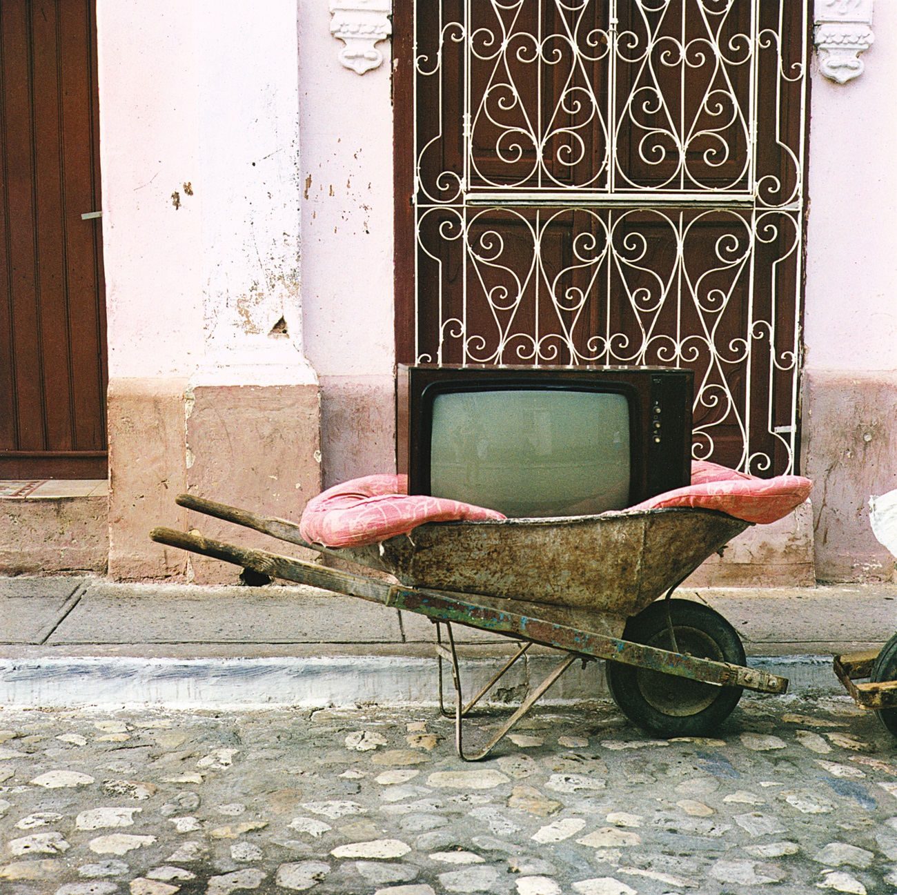 Zoe Leonard TV Wheelbarrow from the series Analogue 20012016 Leonards - photo 5