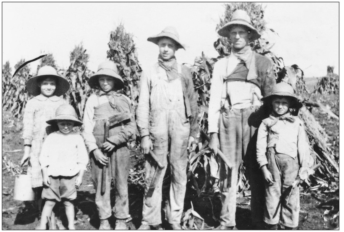 In 1918 on Thanksgiving Day when the children were home from school the - photo 3