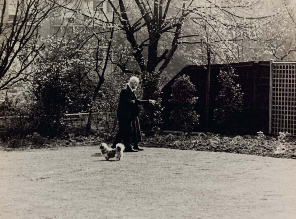 Sigmund Freud in the garden of his new home at Maresfield Gardens 1939 - photo 10