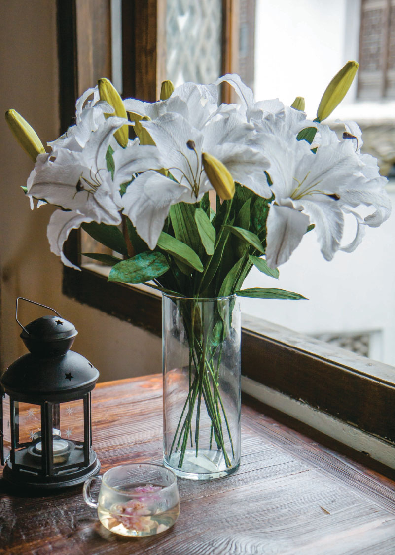 Fig 9 The transparent glass vase sets off the elegant pure white flowers - photo 9