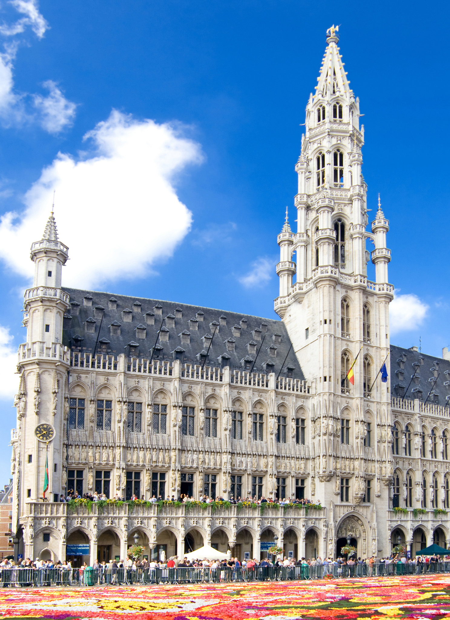 The Grand Place is dominated by Brussels magnificent town hall Afternoon - photo 4