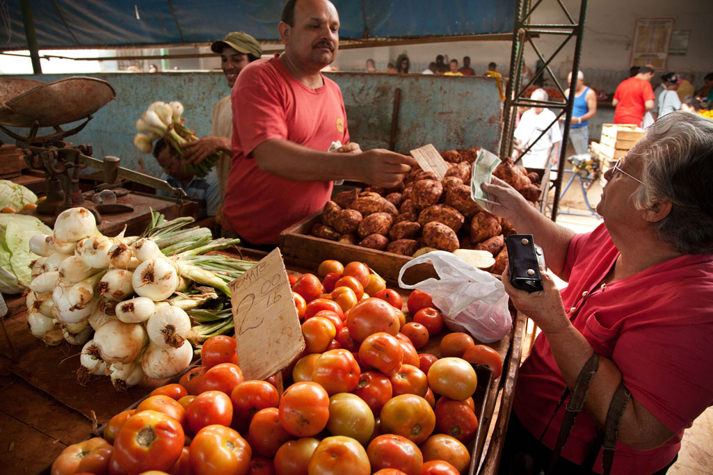 Alamy AGROMERCADO HAVANA Classic American cars Perhaps the most clichd image - photo 6