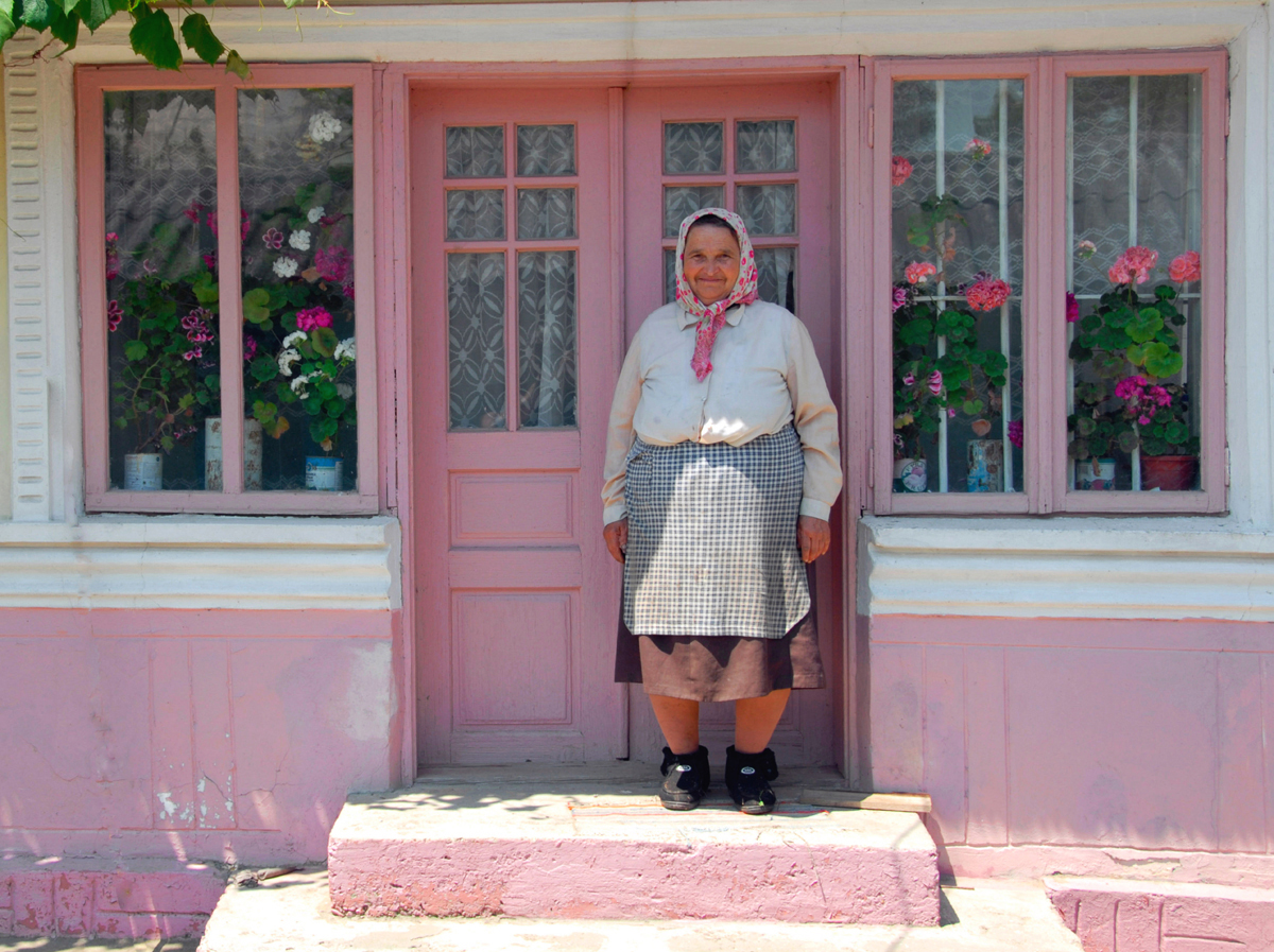 Alamy SCHEIA EASTERN ROMANIA Romanians trace their ancestry back to the - photo 5