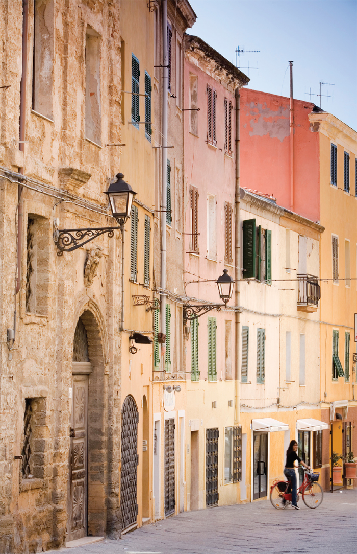 Getty Images OLD TOWN ALGHERO Contents Shutterstock Introduction to - photo 3