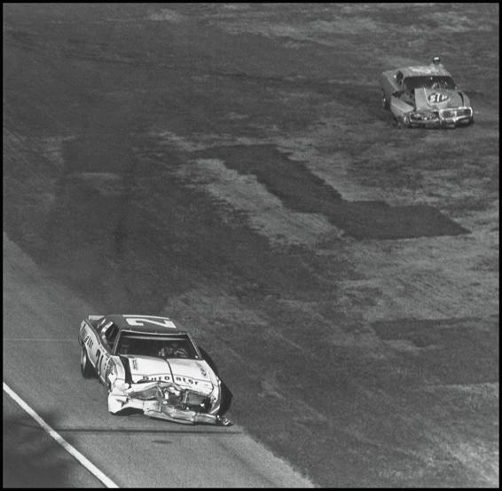 Richard Petty and David Pearson both ended the 1976 Daytona 500 with wrecked - photo 4