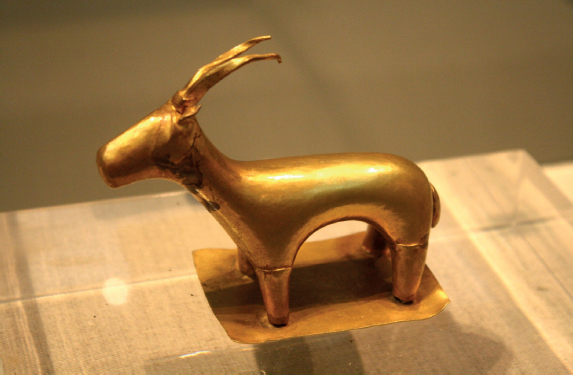 Late Cycladic seventeenth-century BCE gold ibex sculpture about 10 cm long - photo 5