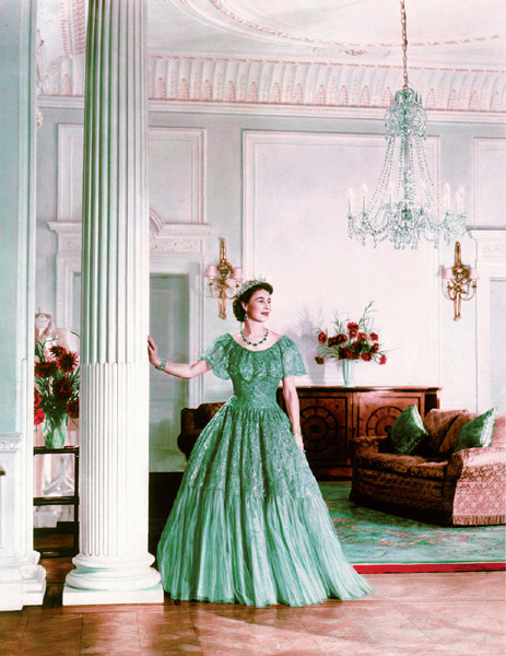 Princess Elizabeth photographed at Clarence House in 1951 in a dress by Norman - photo 3