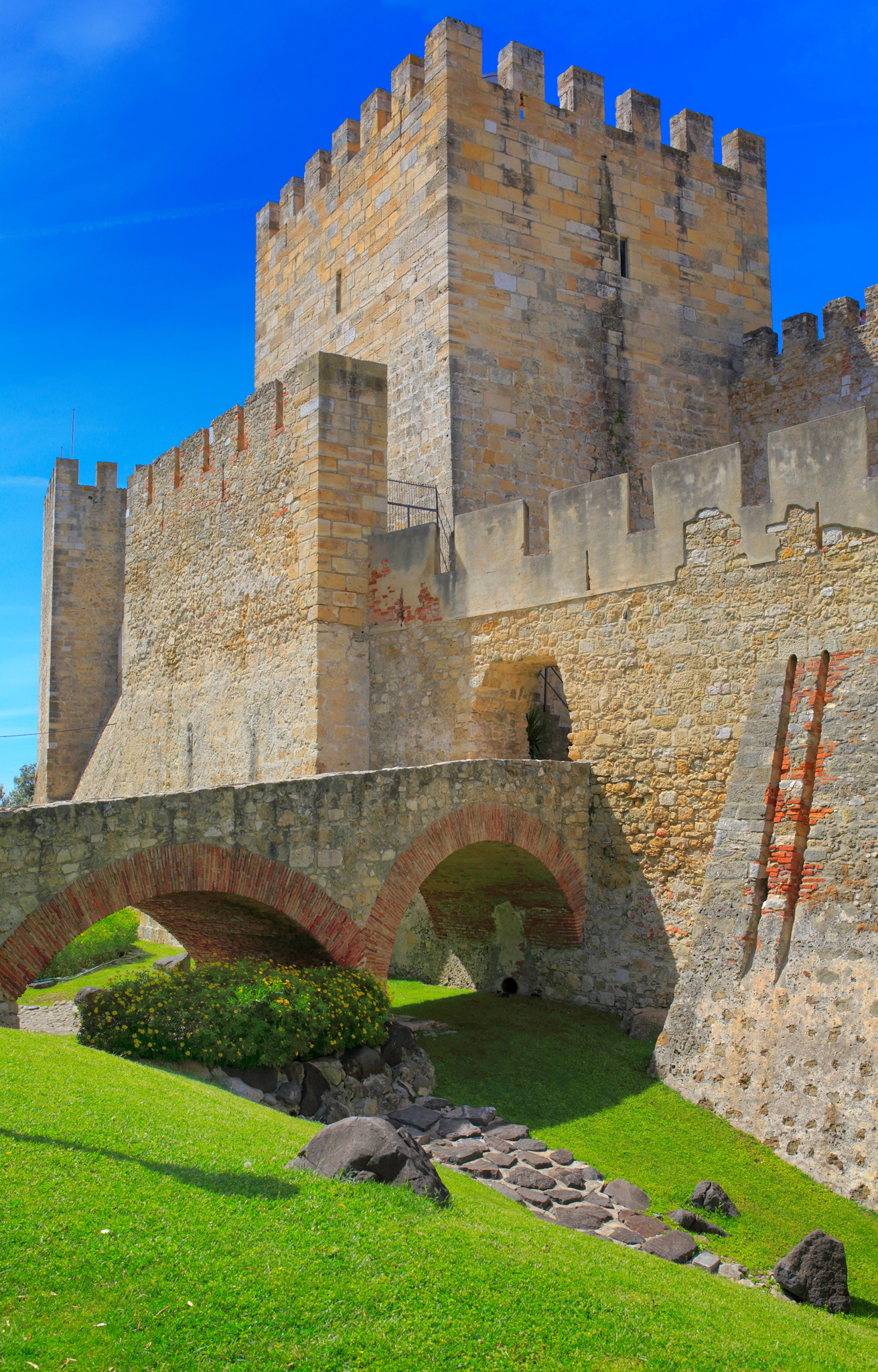 The restored battlements at Castelo So Jorge Casa do Leo Google Map This - photo 19