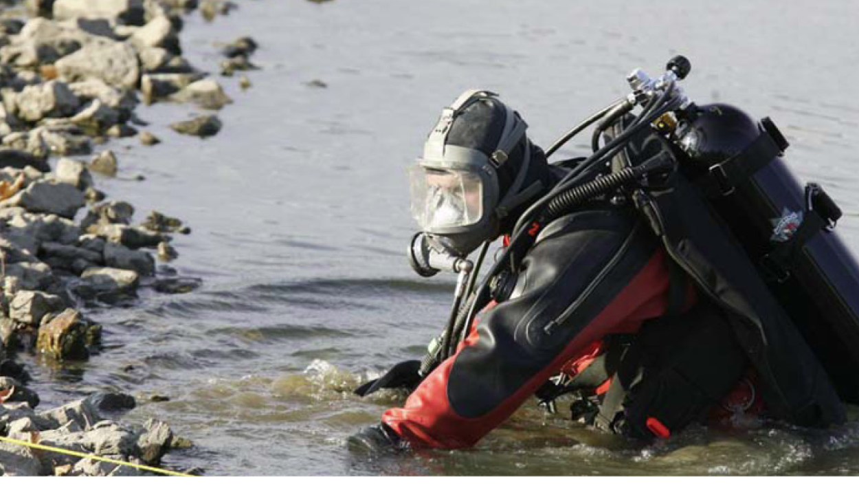 A diver searches the airport retention pond in Bolingbrook for Stacy Peterson - photo 3