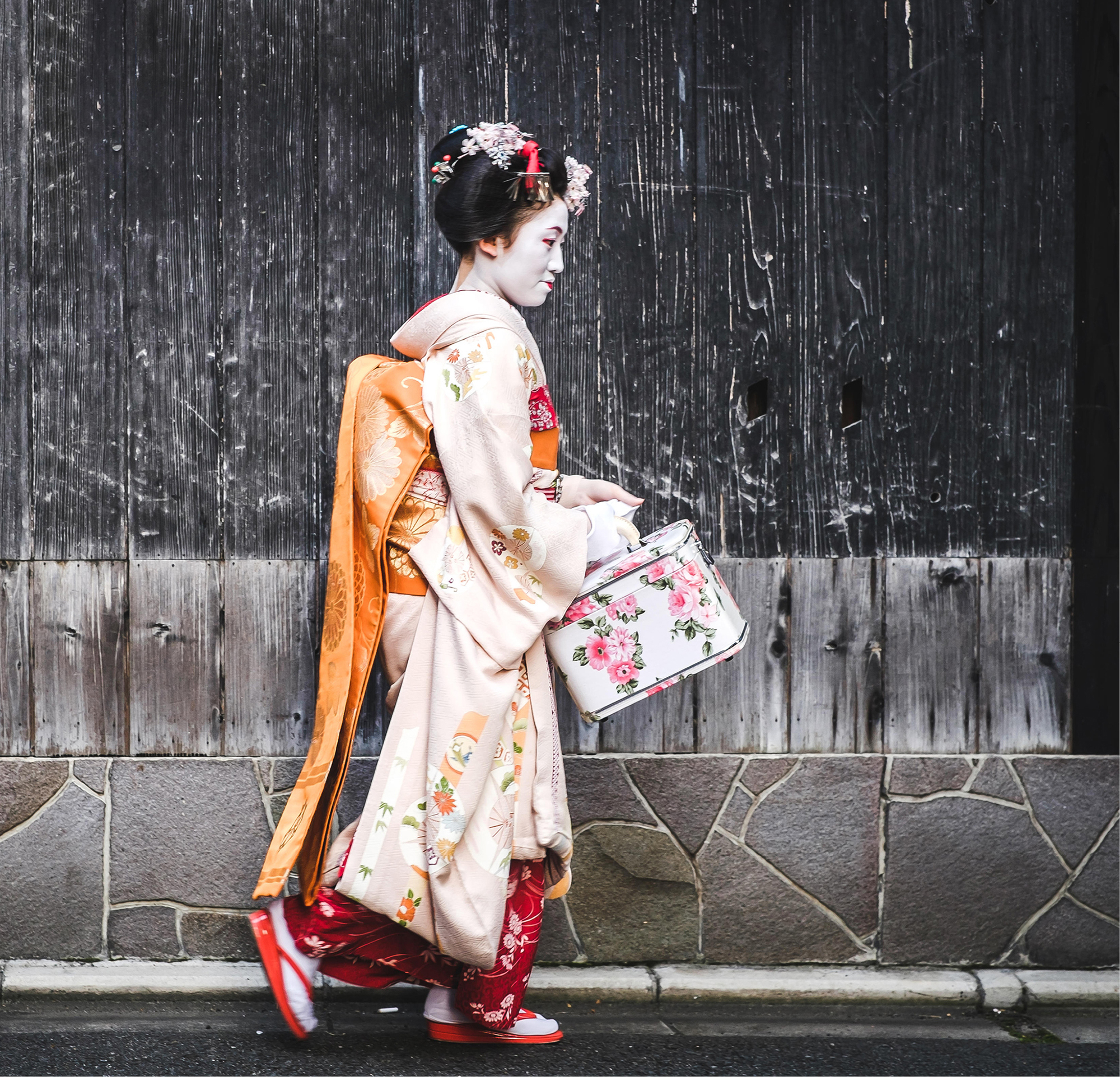 D An apprentice geisha in Kyoto g welcome to japan Japan stretches from - photo 4