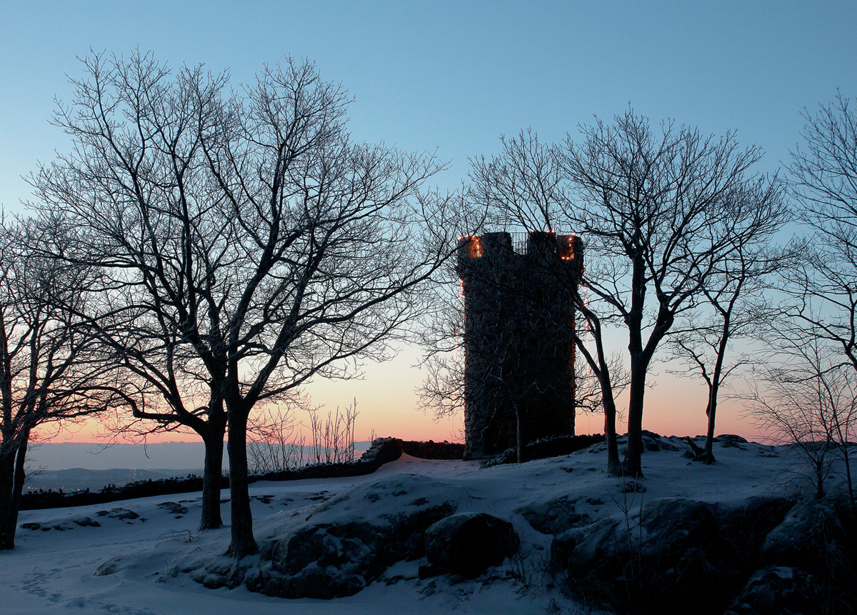 CONTENTS Sunset lights up the cliffs of Beseck Mountain at Black Pond State - photo 5