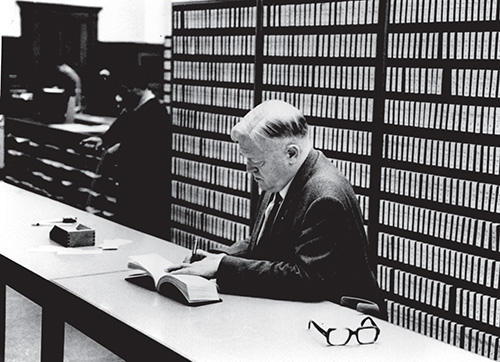 Egbertus van Gulik at work in the Leiden University Library in 1981 Courtesy of - photo 1