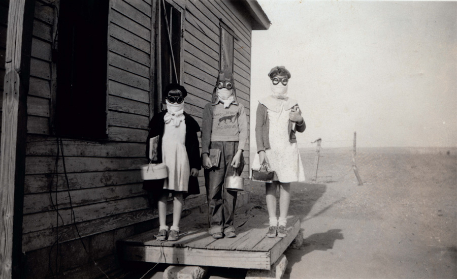 Plate 4 Three Kansas children head for school wearing goggles and homemade - photo 4