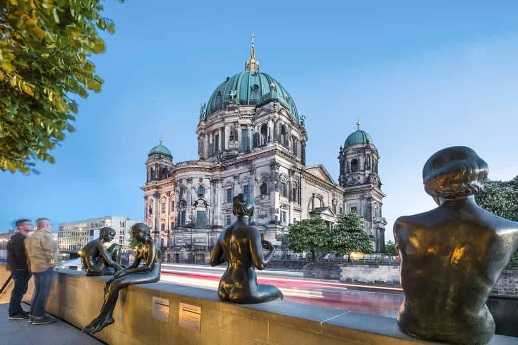 Statues in front of Berliner Dom Sabine LubenowAWL Images The crackle of - photo 3