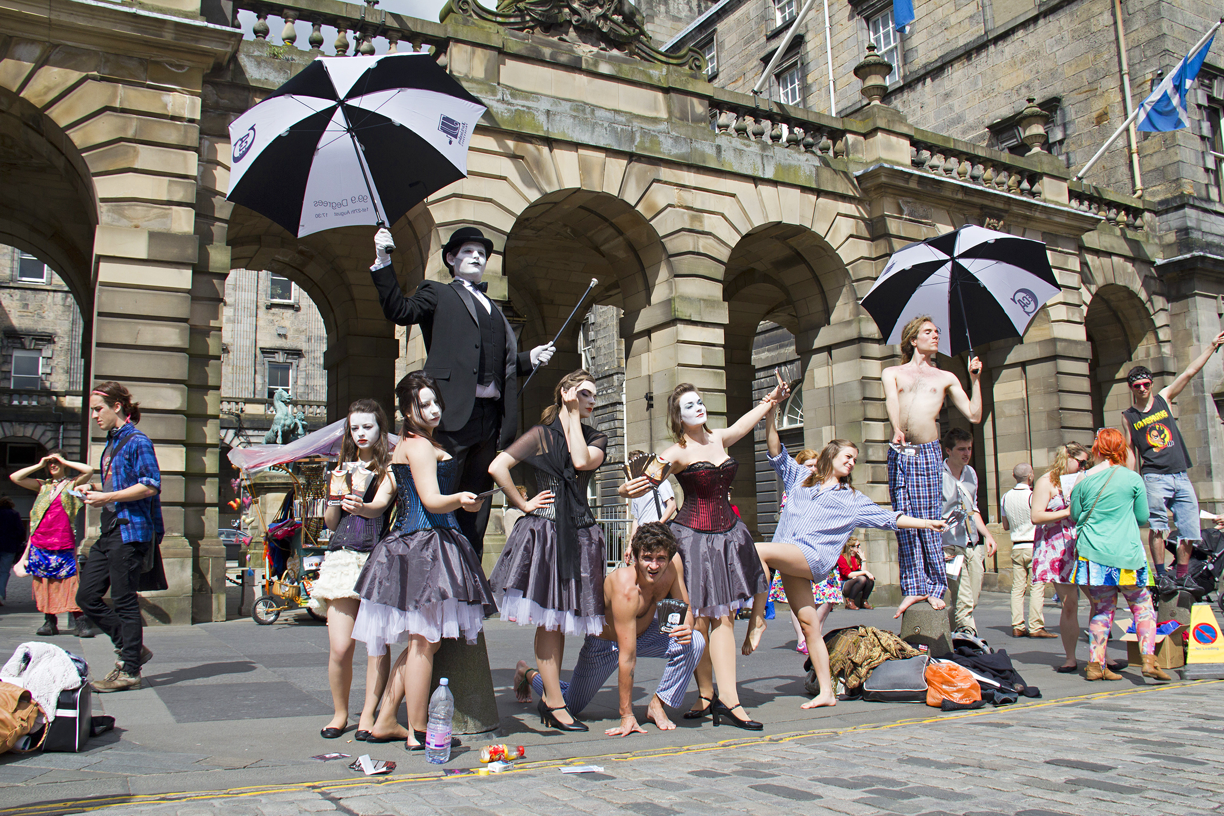 Edinburgh Street performance for Edinburgh Fringe JAN KRANENDONK - photo 7