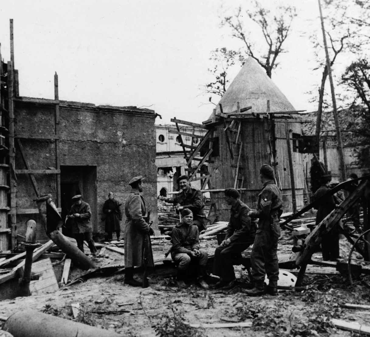 July 1945 British and Soviet soldiers meet up at the entrance to Adolf Hitlers - photo 2