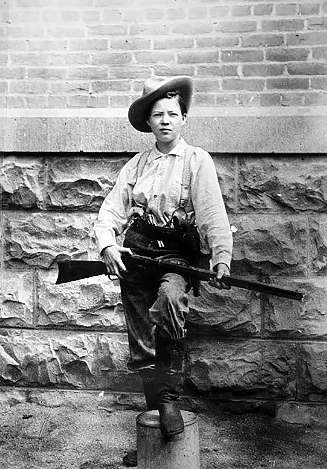 Authors collection Pearl Hart in the Tucson jailyard 1899 carrying a - photo 2