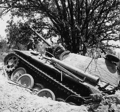 Disabled Panther tank captured at San Giovanni Italy 1944 IMAGES OF WAR - photo 2