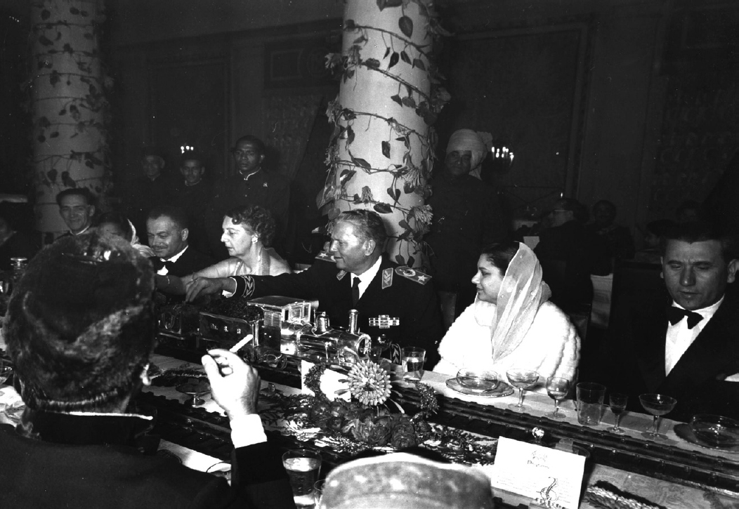 Formal dinner party with the Maharaja of Gwalior Gwalior December 1954 from - photo 14