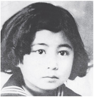 Yoko Ono circa 1940 Photofest John Lennon with Yoko Ono at You Are Here - photo 2