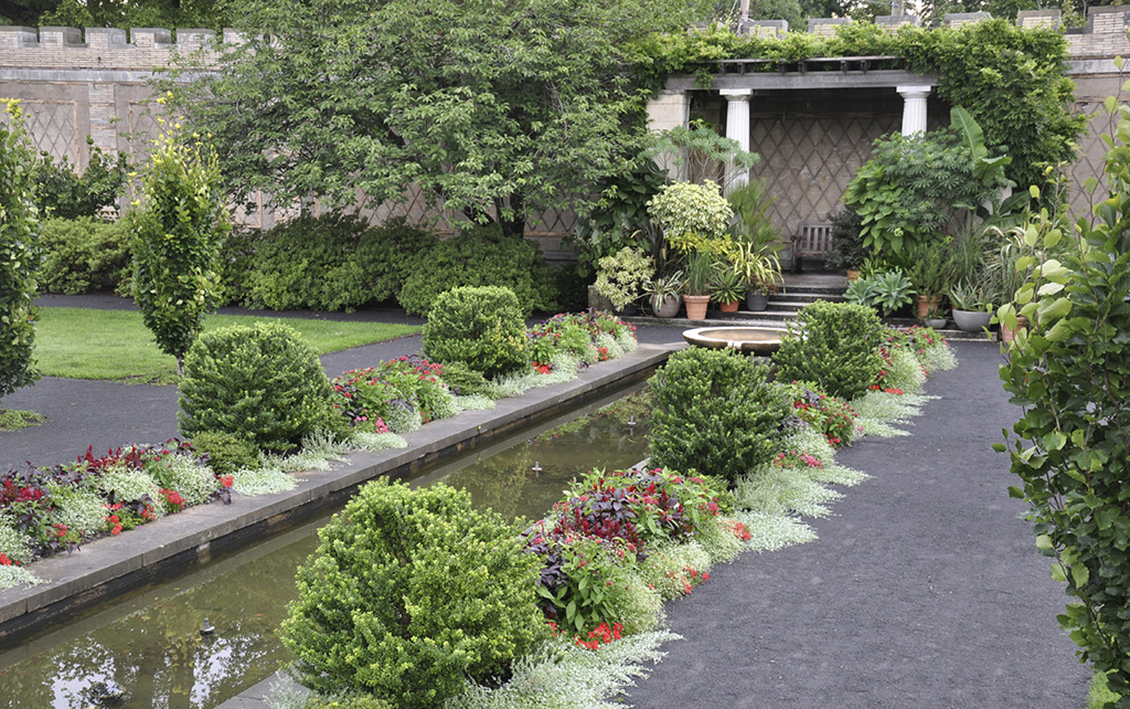 CONTENTS A main axis canal runs north-south in the Walled Garden ending - photo 6