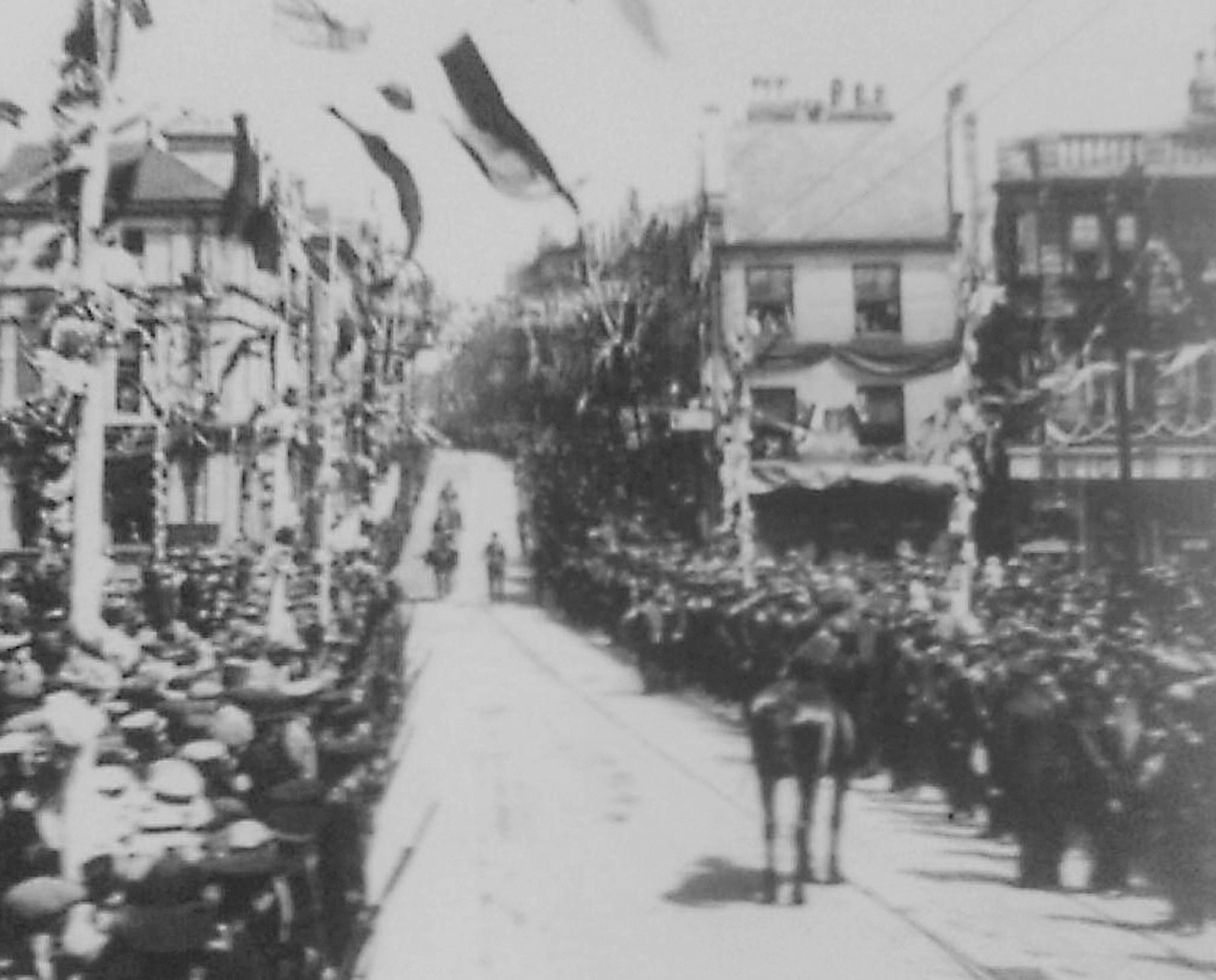 Royal Visit The Royal Daimler In June 1914 King George V and Queen Mary - photo 3