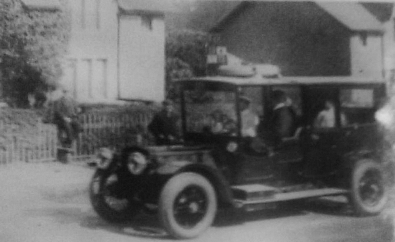 The Royal Daimler In June 1914 King George V and Queen Mary made a return - photo 4