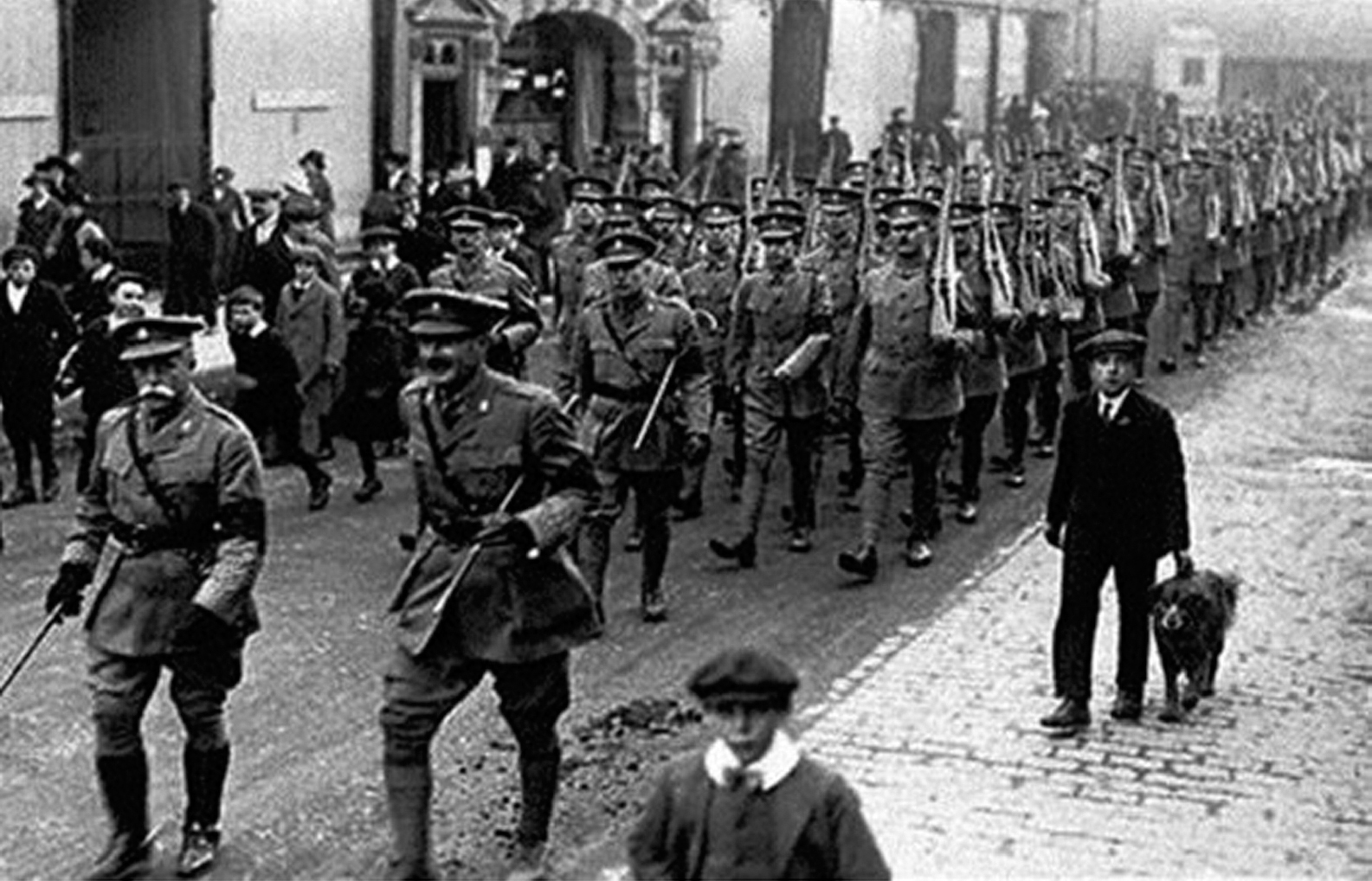 Soldiers marching through Tunbridge Wells Unknown photographer Around 1750 - photo 8