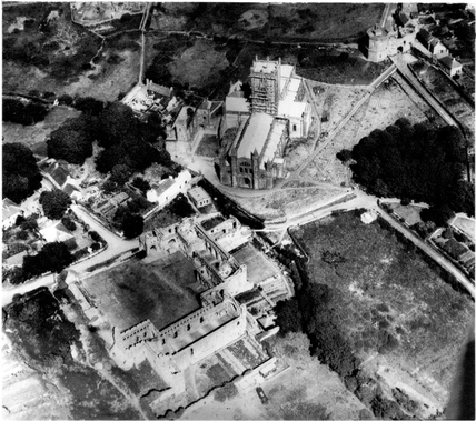 Medieval Bishops Houses in England and Wales Michael Thompson First - photo 1