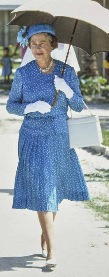 Her Majesty wearing her classic brooch and triple-strand pearl necklace on a - photo 8