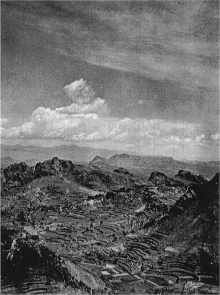 FRONTISPIECE North-east from the summit of Jebel Jihaf towards the mountains - photo 2