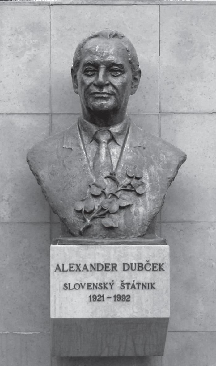 A bronze bust of Alexandra Dubcek by sculptor Ludmila Cvengrosova Peter - photo 2