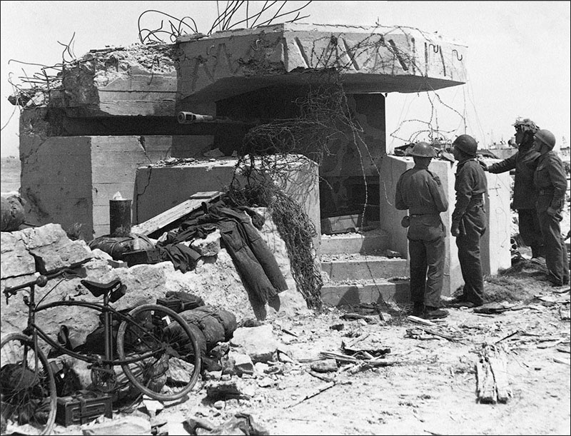 British infantry and airborne troops examine a German anti-tank gun position - photo 5