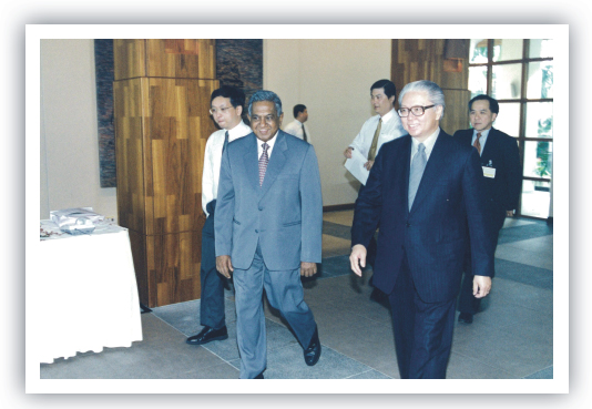 Mr Nathan receiving Dr Tony Tan at the official opening of the inaugural APPSMO - photo 4