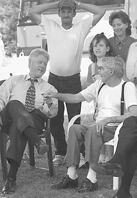 Bill Clinton visiting Tyner KY resident Ray Pennington outside his home - photo 4