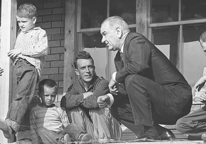 Bill Clinton visiting Tyner KY resident Ray Pennington outside his home - photo 5