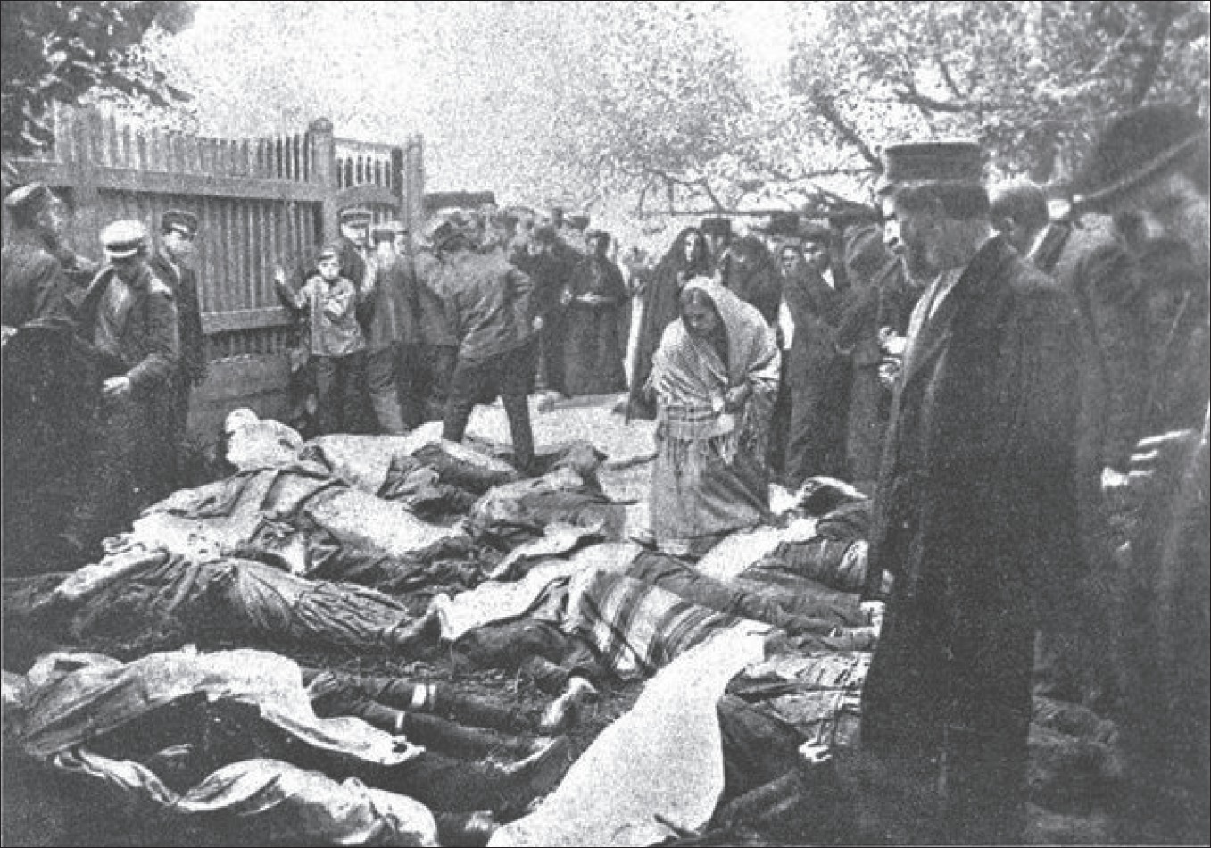 In front of the Jewish hospital in the aftermath of the June 1906 Bialystok - photo 10