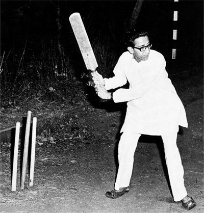 Shiv Sena chief Bal Thackeray tries his hand at a game of Cricket Bal - photo 7