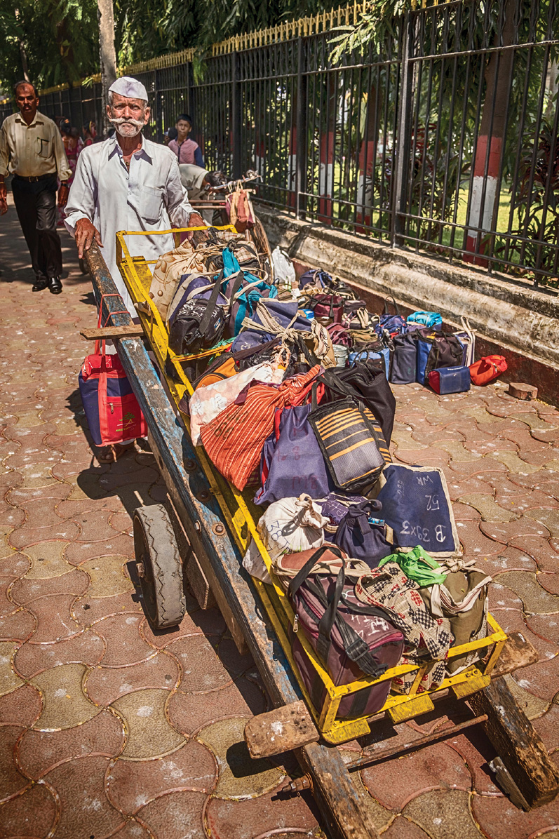 Every morning dabbawalas throughout Mumbai transport homemade lunches to - photo 5