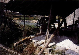 Figure 2 Water-wheel used to crush porcelain stone Dehua 1993 Photograph K - photo 3