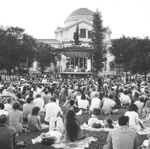 The audience fans out across the Mall for a performance on this stage - photo 3