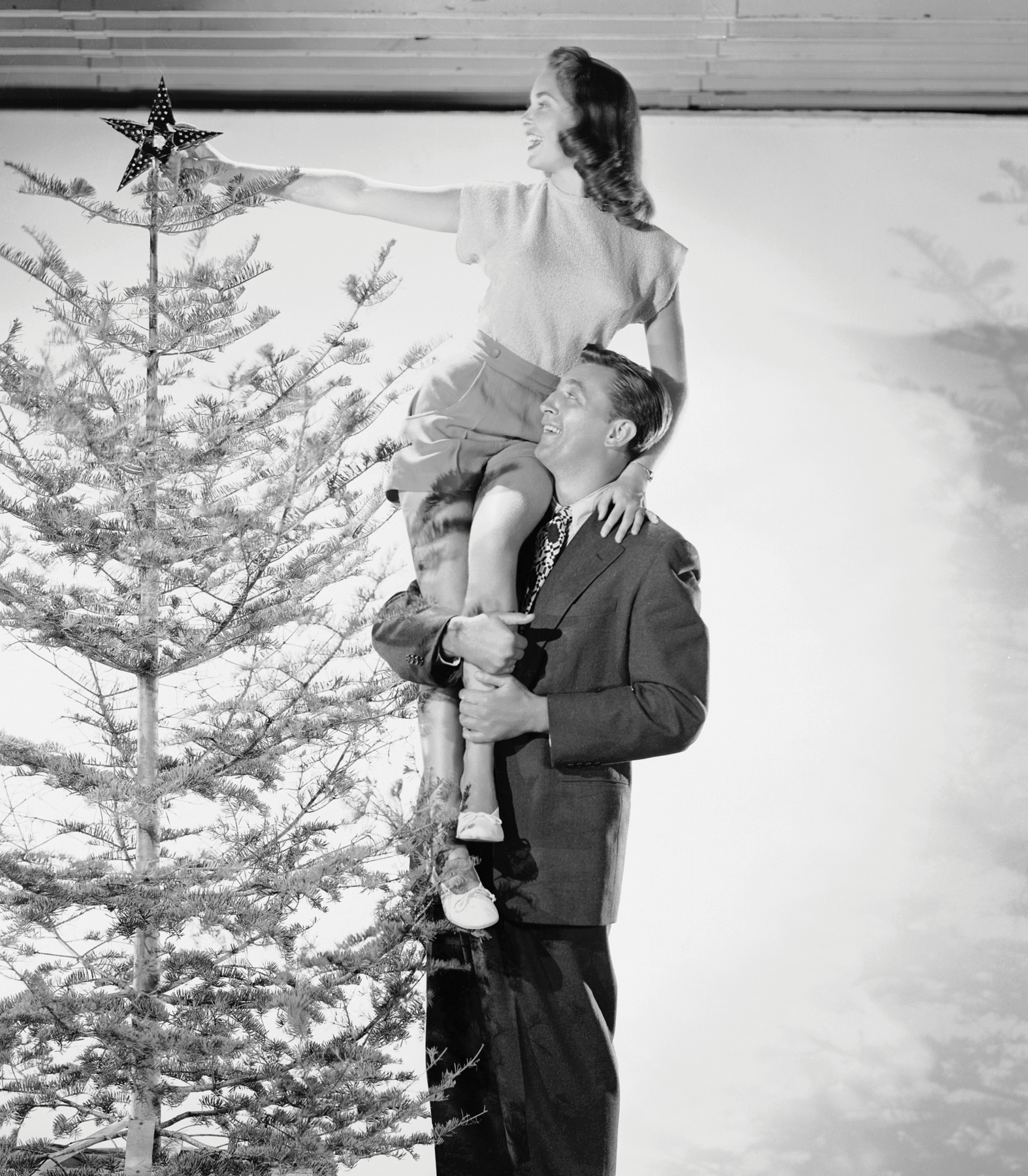 Publicity photo of Robert Mitchum and Janet Leigh promoting Holiday Affair - photo 4