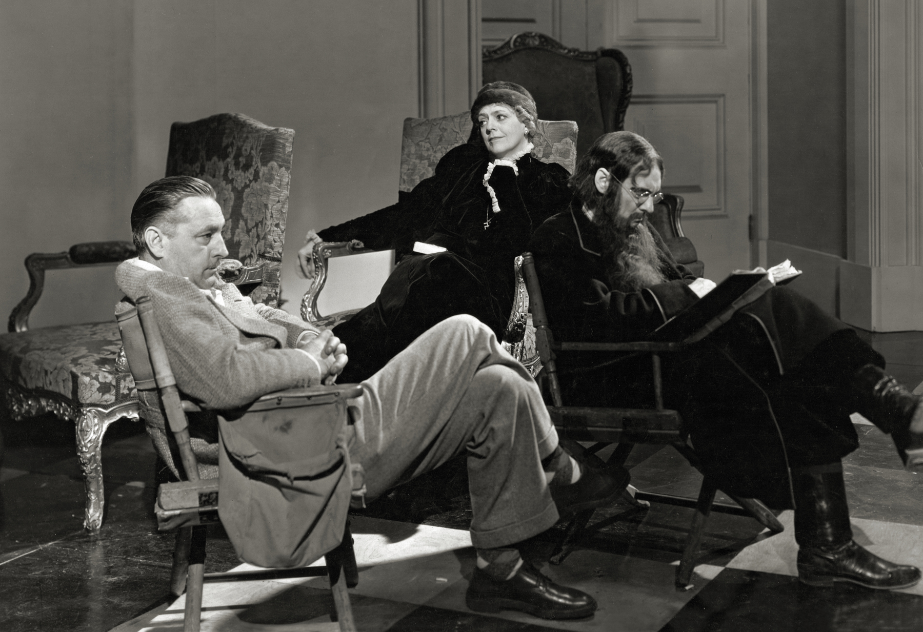 John Ethel and Lionel Barrymore take a break from filming Richard - photo 5