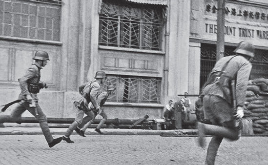 German-equipped Chinese soldiers run past Sihang Warehouse Authors - photo 2