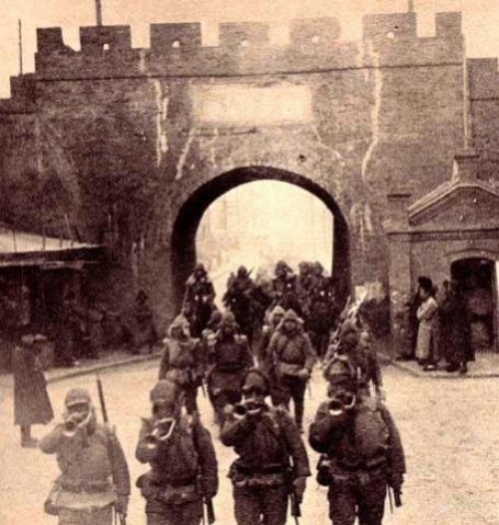 A picture of Japanese troops marching into Mukden on September 18 1931 - photo 1