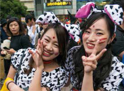 Celebrants at the Shibuya Scramble on Halloween Day now a huge cosplay event - photo 5