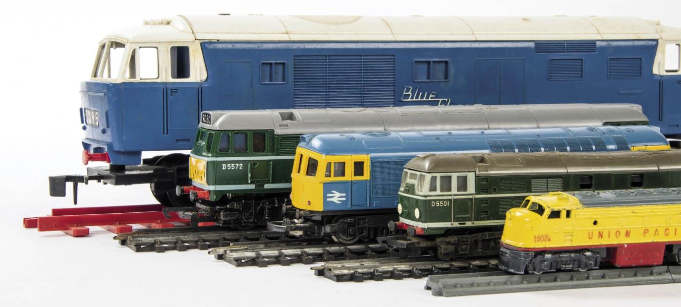 Examples of locomotives of various gauges from front to back O Gauge Tri-ang - photo 5