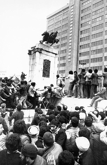 Destruction of a statue of the Shah Mohammad Reza Pahlavi February 1979 - photo 5