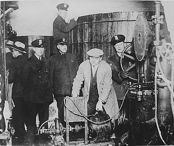 A picture of Detroit police raiding a suspected brewery Prohibition - photo 3