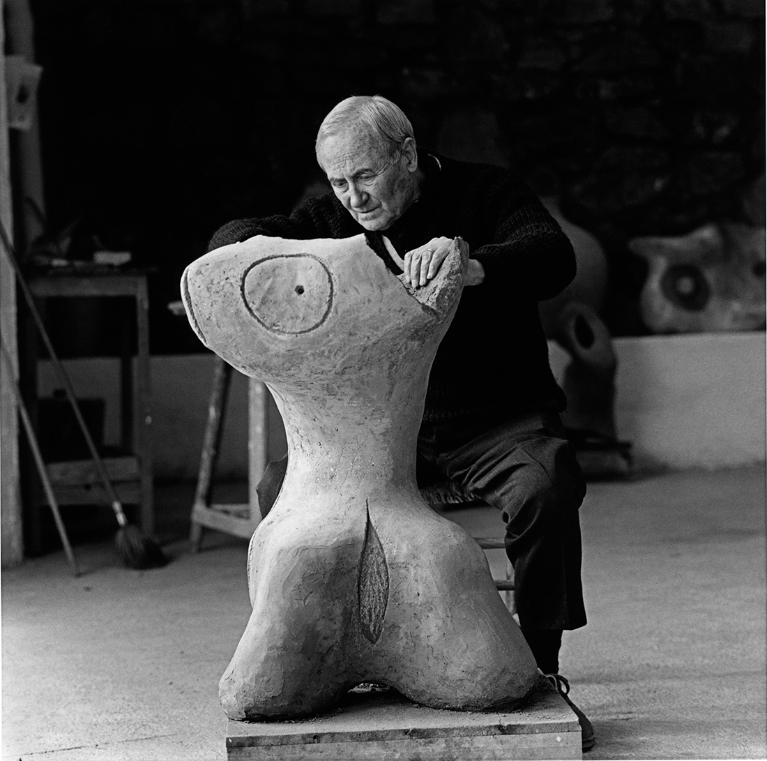 Joan Mir with the ceramic Green Woman 1968 Contents Antony Penrose So - photo 3